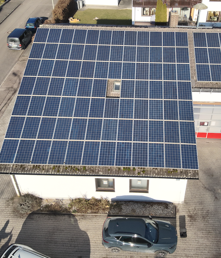 Drohnenaufnahme einer Photovoltaikanlage auf einem Wohngebäude zur visuellen Prüfung von Modulen und Dachfläche